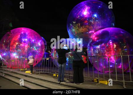 Sydney, Australien. 18.. Juni 2022. Der letzte Tag von Vivid. Vivid Sydney 2022 lief vom 27. Mai bis zum 18. Juni 2022. Im Bild: Ephemerer Ozean. Kredit: Richard Milnes/Alamy Live Nachrichten Stockfoto