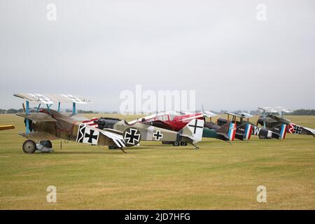 Duxford, Großbritannien, 18.. Juni 2022, Eine große Anzahl historischer Flugzeuge schufen ein Spektakel auf der IWM Duxford Summer Air Show. Great war Display Team auf dem Flugplatz geparkt. Stockfoto