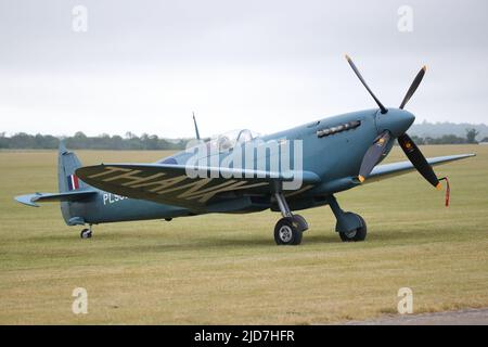 Duxford, Großbritannien, 18.. Juni 2022, Eine große Anzahl historischer Flugzeuge schufen ein Spektakel auf der IWM Duxford Summer Air Show. NHS Spitfire PR XI Aufklärungsflugzeug auf dem Flugplatz geparkt. Stockfoto