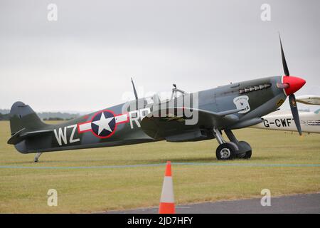 Duxford, Großbritannien, 18.. Juni 2022, Eine große Anzahl historischer Flugzeuge schufen ein Spektakel auf der IWM Duxford Summer Air Show. Supermarine Spitfire LF.XVIe auf dem Flugplatz geparkt. Stockfoto