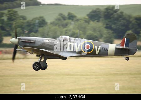 Duxford, Großbritannien, 18.. Juni 2022, Eine große Anzahl historischer Flugzeuge schufen ein Spektakel auf der IWM Duxford Summer Air Show. Eine Supermarine Spitfire Mk VC beim Start. Stockfoto