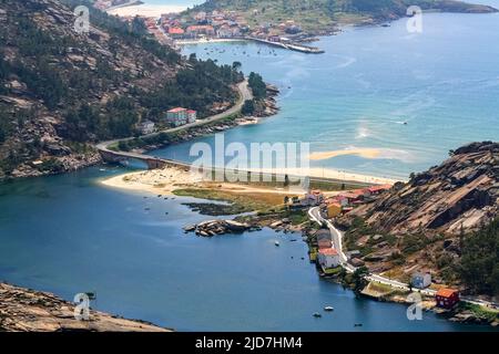 Luftaufnahme der Stadt Ezaro in Galicien mit ihren Stränden und Brücken. Stockfoto