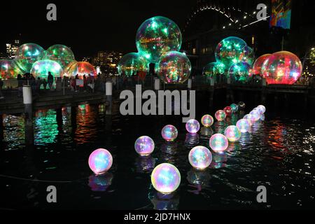 Sydney, Australien. 18.. Juni 2022. Der letzte Tag von Vivid. Vivid Sydney 2022 lief vom 27. Mai bis zum 18. Juni 2022. Im Bild: Ephemerer Ozean. Kredit: Richard Milnes/Alamy Live Nachrichten Stockfoto