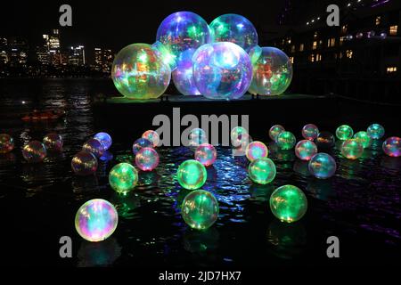 Sydney, Australien. 18.. Juni 2022. Der letzte Tag von Vivid. Vivid Sydney 2022 lief vom 27. Mai bis zum 18. Juni 2022. Im Bild: Ephemerer Ozean. Kredit: Richard Milnes/Alamy Live Nachrichten Stockfoto