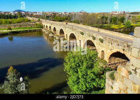 Luftaufnahme der römischen Brücke über den Fluss Guadiana in der römischen Stadt Merida, Spanien. Stockfoto
