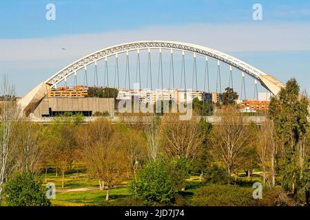 Moderne bogenförmige Brücke über den Fluss Guadiana, Mérida, Spanien. Stockfoto