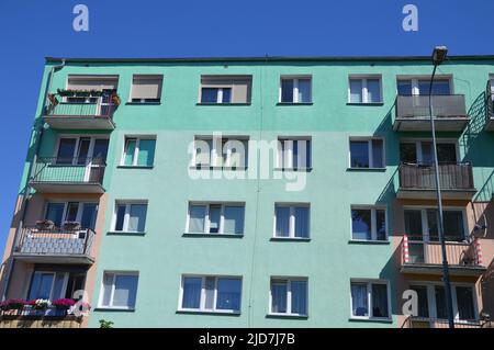 Kostrzyn upon oder, Polen - 10. Juni 2022 - Mehrfamilienhäuser. (Foto von Markku Rainer Peltonen) Stockfoto