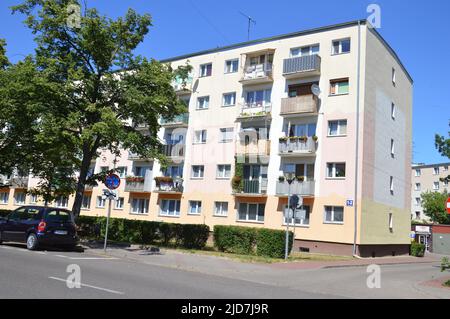 Kostrzyn upon oder, Polen - 10. Juni 2022 - Mehrfamilienhäuser. (Foto von Markku Rainer Peltonen) Stockfoto