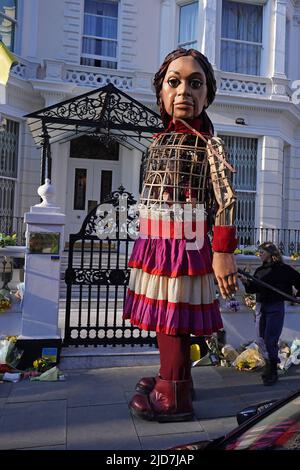 Aktenfoto vom 10/03/22 von Little Amal, einer 3,5 Meter langen, teilweise animatronischen Flüchtlingspuppe, vor der ukrainischen Botschaft in London. Die riesige Marionette eines 10-jährigen syrischen Flüchtlings hat sich auf eine Tour durch England begeben und dabei Wahrzeichen besucht, um an der Weltflüchtlingwoche teilzunehmen. Ausgabedatum: Sonntag, 19. Juni 2022. Stockfoto