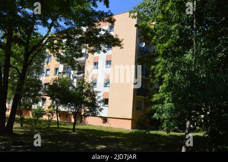 Kostrzyn upon oder, Polen - 10. Juni 2022 - Mehrfamilienhäuser. (Foto von Markku Rainer Peltonen) Stockfoto