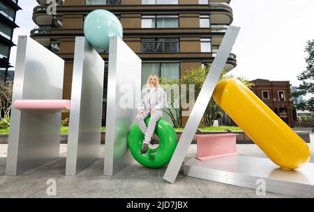 REDAKTIONELLE VERWENDUNG NUR multidisziplinär Anna Lomax, Künstlerin und Designerin, stellt ihre neueste Installation mit dem Titel 'Parade!' vor. Am Principal Place in London im Rahmen des Sommerprogramms von Brookfield Properties. Ausgabedatum: Sonntag, 19. Juni 2022. Stockfoto