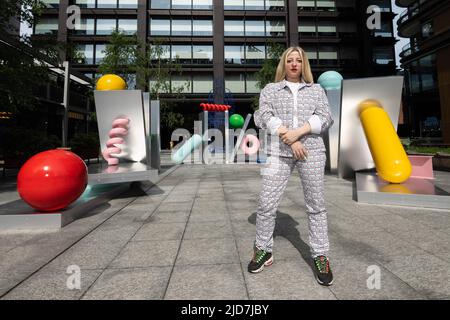 REDAKTIONELLE VERWENDUNG NUR multidisziplinär Anna Lomax, Künstlerin und Designerin, stellt ihre neueste Installation mit dem Titel 'Parade!' vor. Am Principal Place in London im Rahmen des Sommerprogramms von Brookfield Properties. Ausgabedatum: Sonntag, 19. Juni 2022. Stockfoto