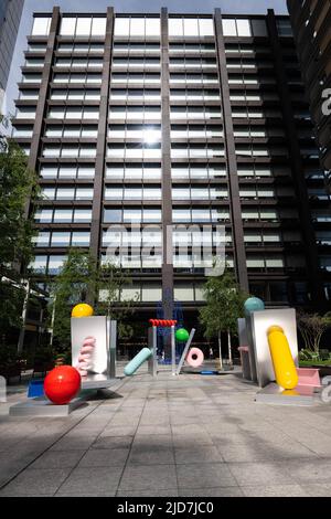 REDAKTIONELLE VERWENDUNG NUR multidisziplinär Anna Lomax, Künstlerin und Designerin, stellt ihre neueste Installation mit dem Titel 'Parade!' vor. Am Principal Place in London im Rahmen des Sommerprogramms von Brookfield Properties. Ausgabedatum: Sonntag, 19. Juni 2022. Stockfoto