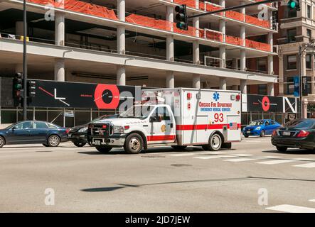 Chicago, Illinois, USA - 15. August 2014: Ambulanz der Chicagoer Feuerwehr unterwegs in der Innenstadt von Chicago. Stockfoto