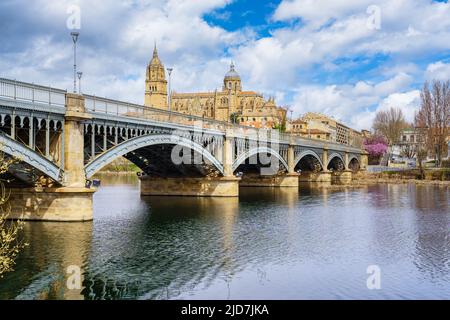 Monumentaler Blick auf die Stadt Salamanca mit der eisernen Brücke über den Fluss Tormes. Stockfoto