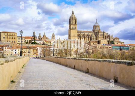 Causeway der römischen Brücke über den Fluss, die zur monumentalen Stadt Salamanca, Spanien führt. Stockfoto