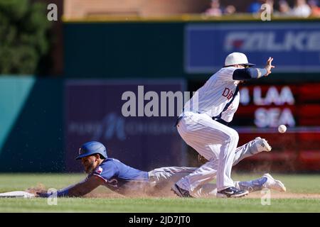 DETROIT, MI – 18. JUNI: Der Texas Rangers-Center-Feldspieler Leody Taveras (3) taucht am 18. Juni 2022 in Detroit, Michigan, in die zweite Basis ein und tritt gegen die Detroit Tigers im Comerica Park ein. (Joe Robbins/Image of Sport) Stockfoto