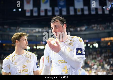 Von links nach rechts Rune DAHMKE (KI), Domagoj DUVNJAK (KI) enttäuscht nach dem Spiel, Handball Champions League Finale 4, Halbfinale, THW Kiel (KI) gegen FC Barcelona (Barca), am 18.. Juni 2022 in Köln/Deutschland. Â Stockfoto