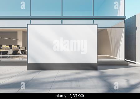 Vorderansicht auf weißer Plakatwand mit Copyspace auf sonniger Straße vor stilvollem Business Center mit Glaswänden. 3D Rendering, Mockup Stockfoto