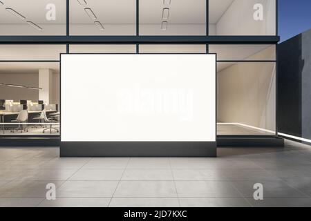 Vorderansicht auf blank weißer Werbetafel mit Copyspace auf sonniger Straße vor stilvollem Business Center mit Glaswänden am Abend. 3D Rendering, mocku Stockfoto