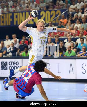 Torwurf Patrick WIENCEK (KI) gegen Thiagus GONCALVES DOS SANTOS (Barca), Action, Duelle, Handball Champions League Finale 4, Halbfinale, THW Kiel (KI) gegen FC Barcelona (Barca), am 18.. Juni 2022 in Köln. Â Stockfoto