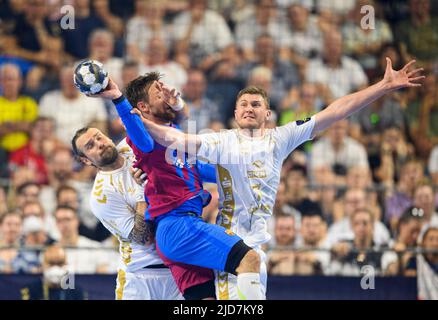 Köln, Deutschland. 18.. Juni 2022. Von links nach rechts Pavel HORAK (KI), Luka CINDRIC (Barca), Jacobsen Magnus LANDIN (KI) im Duell, Action, Duell, Handball Champions League Finale 4, Halbfinale, THW Kiel (KI) gegen FC Barcelona (Barca), am 06/18/2022 in Köln/Deutschland. â Credit: dpa/Alamy Live News Stockfoto