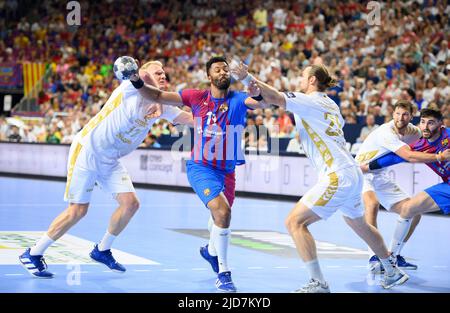 Köln, Deutschland. 18.. Juni 2022. Von links nach rechts Patrick WIENCEK (KI), Timothey N'GUESSAN (Barca), Pavel HORAK (KI), Action, Handball Champions League Finale 4, Semifinale, THW Kiel (KI) gegen FC Barcelona (Barca) 30:34, am 06/18/2022 in Köln/Deutschland. â Credit: dpa/Alamy Live News Stockfoto