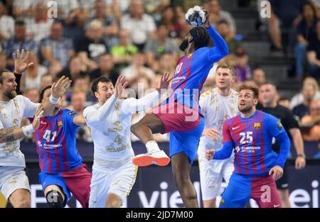 Von links nach rechts Pavel HORAK (KI), Youssef BEN ALI (Barca), Domagoj DUVNJAK (KI), Dika MEN (Barca), Jacobsen Magnus LANDIN (KI), Luka CINDRIC (Barca) Duelle, Action, Handball Champions League Finale 4, Semifinale, THW Kiel (KI) gegen FC Barcelona (Barca) 30:34, am 18.. Juni 2022 in Köln. Â Stockfoto