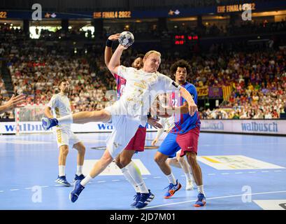 Torwurf Patrick WIENCEK (KI) gegen Timothey N'GUESSAN (Barca), Action, Duelle, Handball Champions-League-Finale 4, Halbfinale, THW Kiel (KI) gegen FC Barcelona (Barca), am 18.. Juni 2022 in Köln/Deutschland. Â Stockfoto