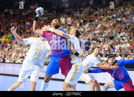 Köln, Deutschland. 18.. Juni 2022. Von links nach rechts Patrick WIENCEK (KI), Timothey N'GUESSAN (Barca), Pavel HORAK (KI), Action, Handball Champions League Finale 4, Semifinale, THW Kiel (KI) gegen FC Barcelona (Barca) 30:34, am 06/18/2022 in Köln/Deutschland. â Credit: dpa/Alamy Live News Stockfoto