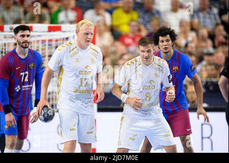 Köln, Deutschland. 18.. Juni 2022. Von links nach rechts Ludovic FABREGAS (Barca), Patrick WIENCEK (KI), Mykola BILYK (KI), Action, Handball Champions League Finale 4, Halbfinale, THW Kiel (KI) gegen FC Barcelona (Barca) 30:34, am 18,06. 2022 in Köln/Deutschland. â Credit: dpa/Alamy Live News Stockfoto