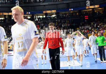 Von links nach rechts Patrick WIENCEK (KI), Torwart Niklas LANDIN (KI), Jacobsen Magnus LANDIN (KI) enttäuscht nach dem Spiel Handball Champions League Finale 4, Halbfinale, THW Kiel (KI) gegen FC Barcelona (Barca) 30:34, am 18. Juni 2022 in Köln/Deutschland. Â Stockfoto