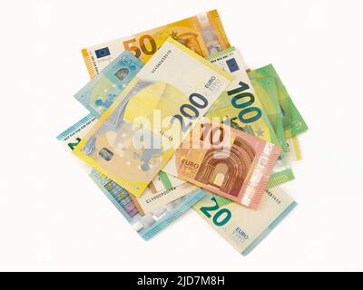 Verschiedene Euro-Banknoten (10, 20, 50, 100, 200) auf hellem Hintergrund isoliert. Draufsicht. Stockfoto