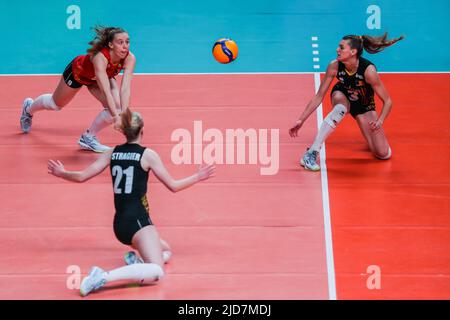 Quezon City. 19.. Juni 2022. Die Spieler Belgiens treten am 19. Juni 2022 beim Spiel FIVB Volleyball Nations League Women's Pool 4 zwischen Bulgarien und Belgien in Quezon City auf den Philippinen an. Quelle: Rouelle Umali/Xinhua/Alamy Live News Stockfoto