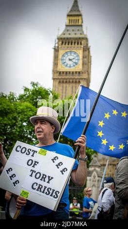 Ein männlicher Protestler hält während der nationalen TUC-Demonstration im Zentrum von London ein Protestzeichen, um Maßnahmen zu den Lebenshaltungskosten zu fordern. Stockfoto