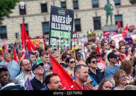 Peopel halten Plakate hoch, während sie an einer nationalen TUC-Demonstration im Zentrum von London teilnehmen, um Maßnahmen zu den Lebenshaltungskosten zu fordern, ein neues Abkommen für den Wor Stockfoto