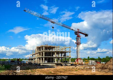 Bau eines Verwaltungsgebäudes auf monolithische Weise mit einem Turmdrehkran Stockfoto