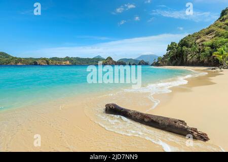 Schöner Strand auf der Mahoro Insel mit den Masare & Pahepa Inseln dahinter, vor der Küste von Siau. Mahoro, Siau Island, Sangihe Archipel, Nord-Sulawesi, Indonesien Stockfoto