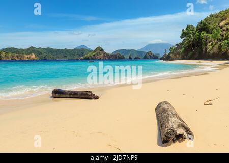 Schöner Strand auf der Mahoro Insel mit den Masare & Pahepa Inseln dahinter, vor der Küste von Siau. Mahoro, Siau Island, Sangihe Archipel, Nord-Sulawesi, Indonesien Stockfoto