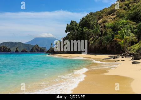 Schöner Strand auf der Mahoro Insel mit den Masare & Pahepa Inseln dahinter, vor der Küste von Siau. Mahoro, Siau Island, Sangihe Archipel, Nord-Sulawesi, Indonesien Stockfoto