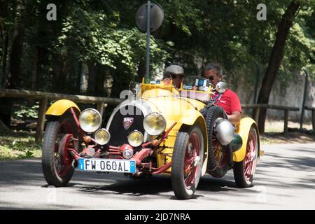 Monza, Italien. 18.. Juni 2022. FIAT 520 during 1000 Miglia, Historical Motors in Monza, Italy, June 18 2022 Quelle: Independent Photo Agency/Alamy Live News Stockfoto