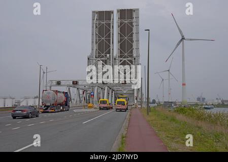 Der Verkehr, der auf Schiffe wartet, die unter der Hebebrücke im Hafen von Antwerpen, bekannt als Noordkasteelbrug, oder North Castle Bridge, Antwerpen, Belgien, vorbeifahren. Stockfoto