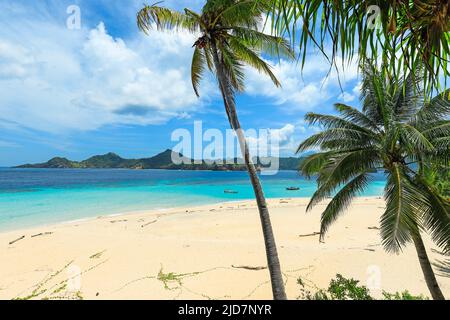 Mahoro Island weißer Sandstrand mit Booten & Masare Island vor der Küste von Siau. Mahoro, Siau Island, Sangihe Archipel, Nord-Sulawesi, Indonesien Stockfoto