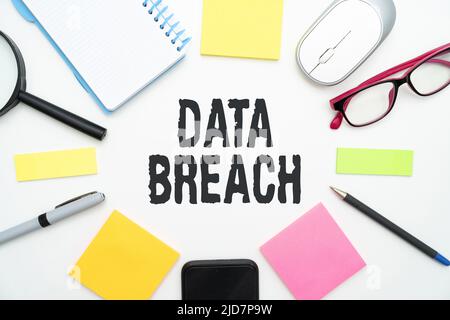 Textüberschrift mit einer Darstellung von Datenschutzverletzungen. Konzept für Sicherheitsvorfälle, bei denen sensible geschützte Informationen auffällige Schulmaterialien kopiert haben Stockfoto