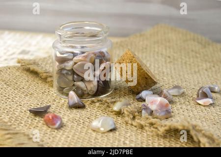 Natürliches Achat, verschiedene Arten und Farben, Edelsteine Mineraliensammlung als schöner natürlicher Hintergrund Draufsicht Stockfoto