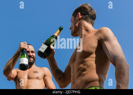 Die Gewinner der Red Bull Cliff Diving World Series in Paris, gegenüber dem Eiffelturm, aus Rumänien (1. und 3. Plätze). Goldmedaille Catalin Preda (L) und Constantin Popovici (R) Bronze. 18. Juni 2022, in Passerelle Debily, in Paris, Frankreich. Foto von Jana Call Me J/ABACAPRESS.COM Stockfoto