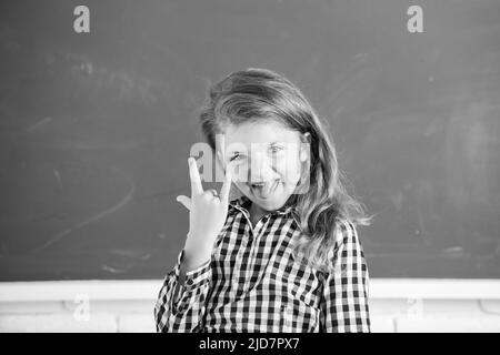 Porträt von lustigen Schüler Mädchen der Grundschule Studie. Lustige Mädchen in der Schule. Grundschulkind in der Klasse. Witzige Zunge. Stockfoto