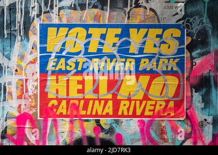 Stimmen Ja East River Park. Keine Hölle, Carlina Rivera. Politischer Aufkleber im Stadtteil Alphabet City von New York City, Vereinigte Staaten von Amerika. Stockfoto