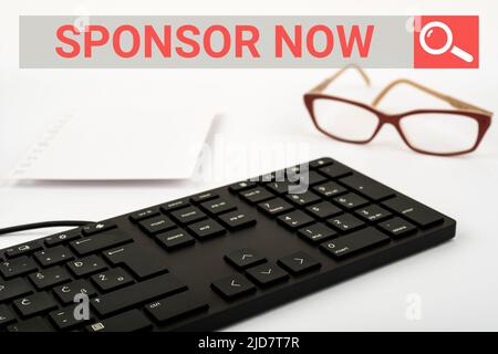 Text mit Inspiration Sponsor jetzt. Business Showcase Zahlen oder investieren in Projekt ohne Gewinn für Sie Computer-Tastatur und Symbol Stockfoto