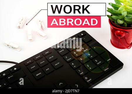 Schreiben Anzeige Text Arbeit im Ausland. Überblick über das Unternehmen eingebettet in eine fremde Arbeitsumgebung Job Übersee nicht lokaler Computer Tastatur und Symbol Stockfoto